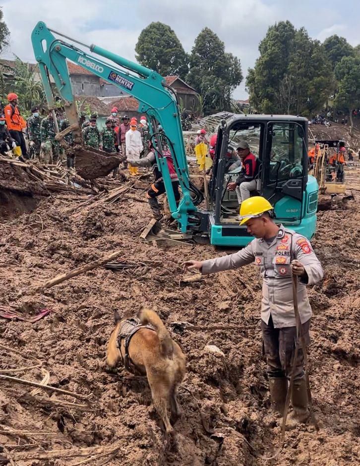 K9 Ditsamapta Polda Jabar Diterjunkan Cari Korban Longsor di Desa Pasirlangu