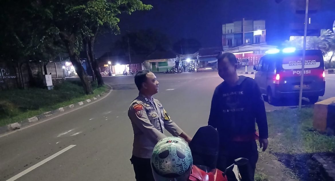Personil Polsek Ciwandan Patroli Dan Ngobrol Dengan Para Remaja Sampaikan Himbauan Kamtibmas.