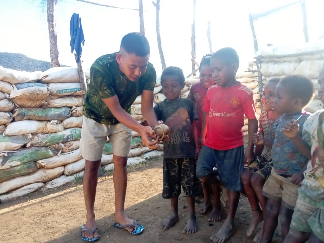Jaya Sakti Menyapa. Keceriaan di Tanah Zanepa, Pos Zanepa Menghibur Anak-Anak dengan Gasing