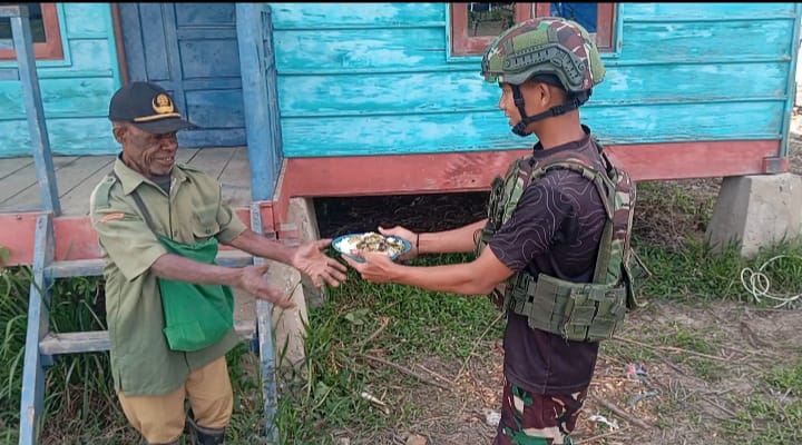 Jaya Sakti Berbagi. Kasih Sayang di Pedalaman, Personil Pos Bilai Suguhkan Makanan Siap Saji kepada Masyarakat Bilai