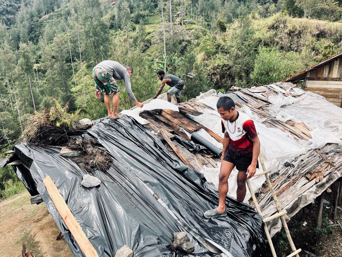 Jaya Sakti Peduli. Bantuan Cepat dan Sigap dari Satgas untuk Warga Engganengga Perbaiki Atap Rumah Rusak