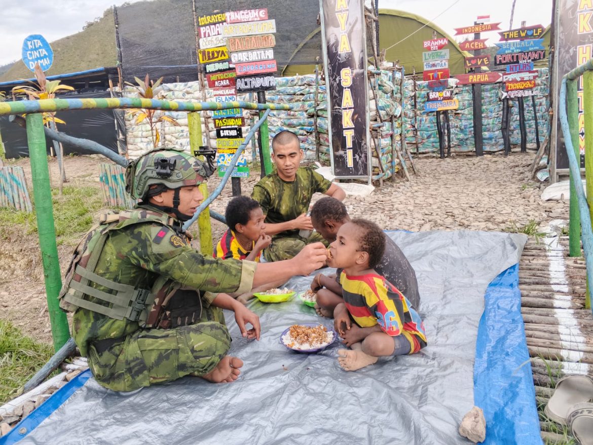 Jaya Sakti Berbagi. Satgas Yonif 113/JS Pos Bilai Bawa Senyum Anak-anak Pedalaman