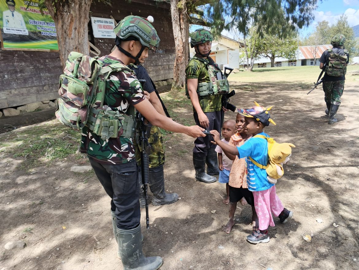 Jaya Sakti Menyapa dan Berbagi. Kegiatan Komsos Satgas Pos Pogapa Membawa Senyum Anak-anak Pogapa