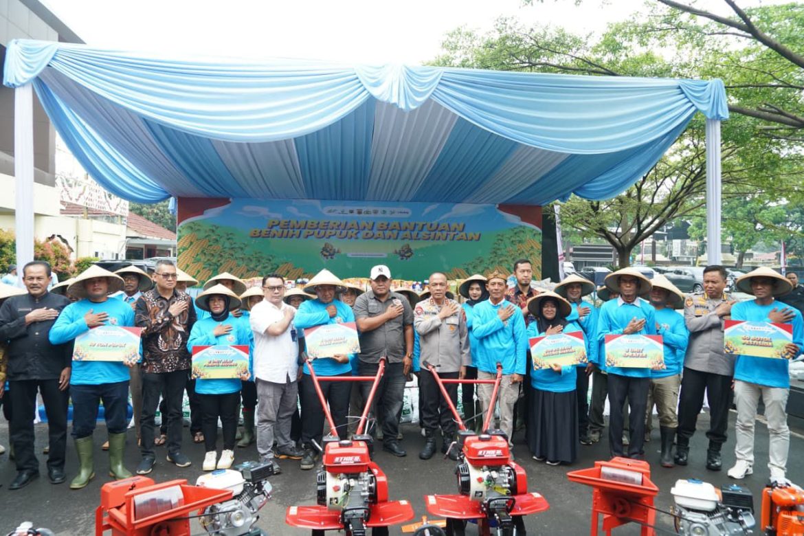 Dukung Swasembada Pangan 2026, Kapolda Jabar Salurkan Bantuan Alat Pertanian Kepada Kelompok Tani