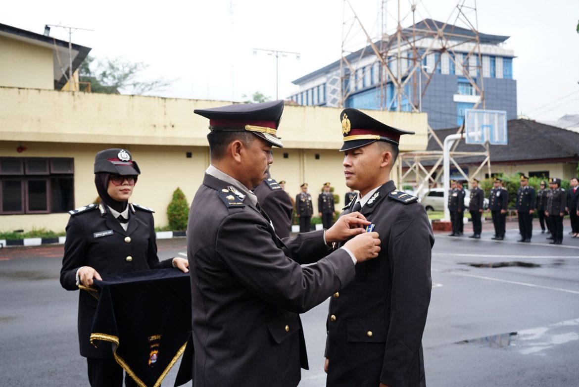 Polres Cilegon Anugerahkan Satya Lencana Pengabdian kepada 51 Personel Berprestasi