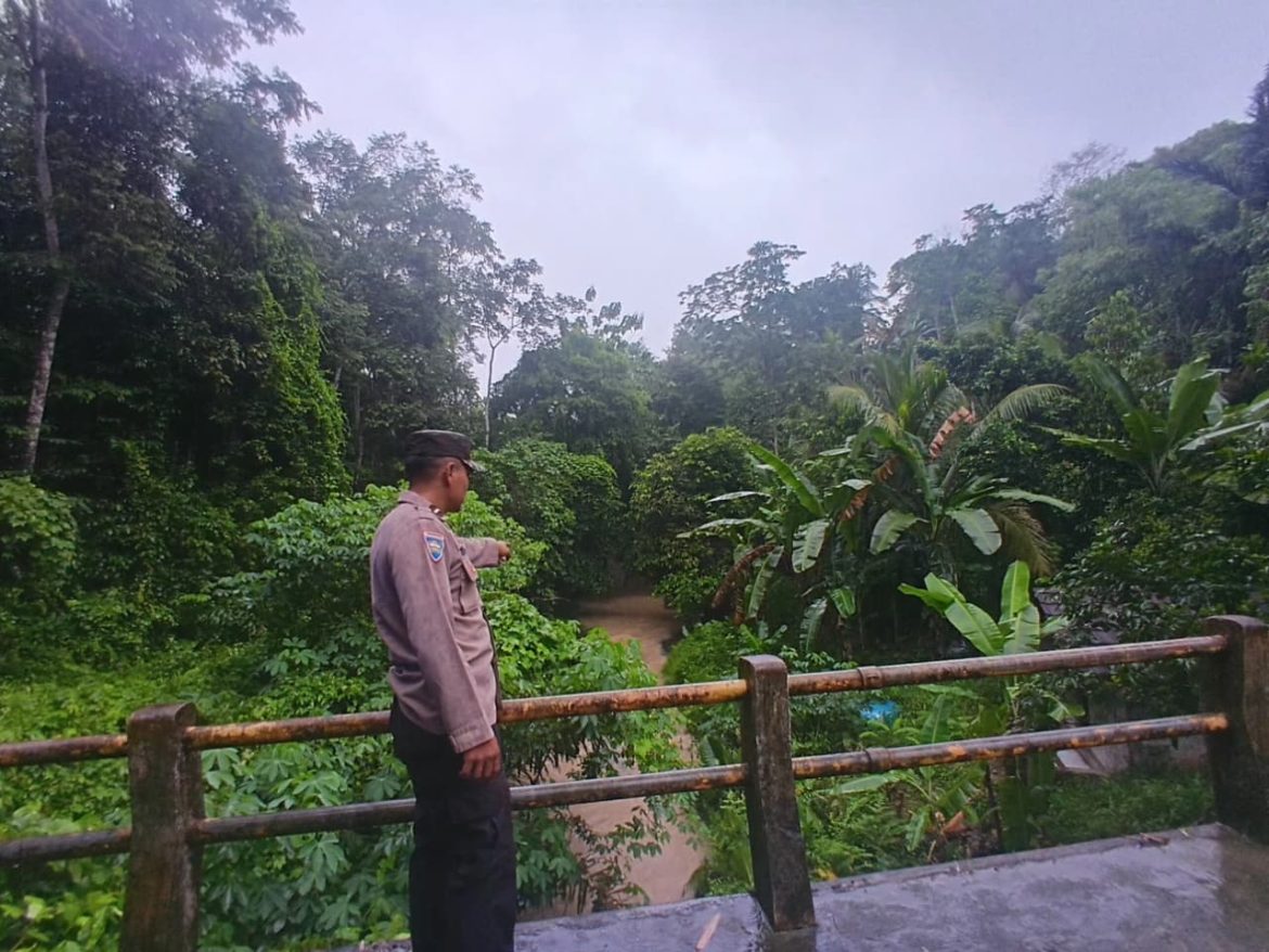  Polsek Mancak Polres Cilegon, Patroli Monitor Debit Air Antisipasi Cuaca Ekstrim