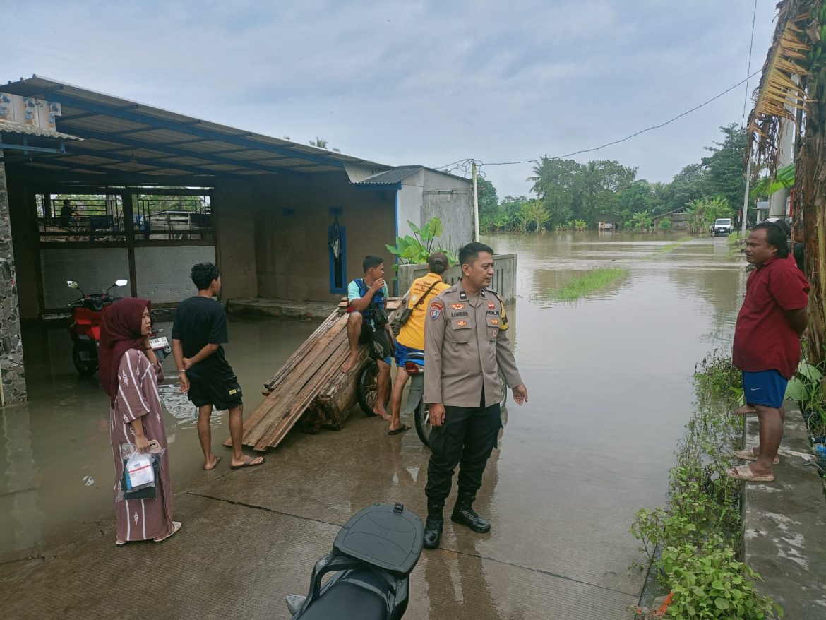 Polsek Pamarayan Monitoring Genangan Air Akibat Curah Hujan Tinggi