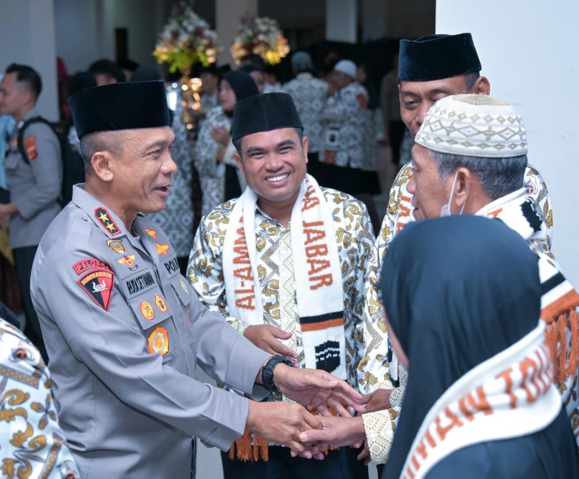 Kapolda Jabar Pimpin Pelepasan Jamaah Umrah Masjid Al-Amman