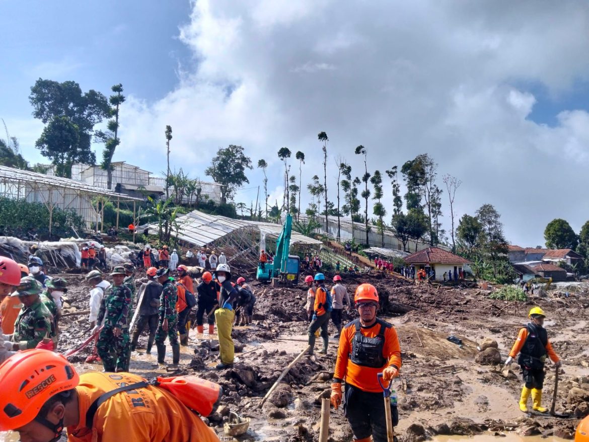 Hari Ke-8 Operasi SAR Pasirlangu, Sinergi Kemanusiaan Sat Brimob Polda Jabar Terus Berjalan Tanpa Lelah