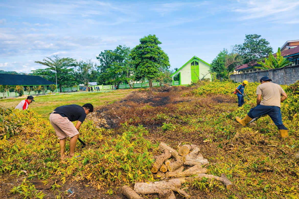 Guru MAS Nurul Yaqin Morotai Turun Tangan Bersihkan Lingkungan Sekolah