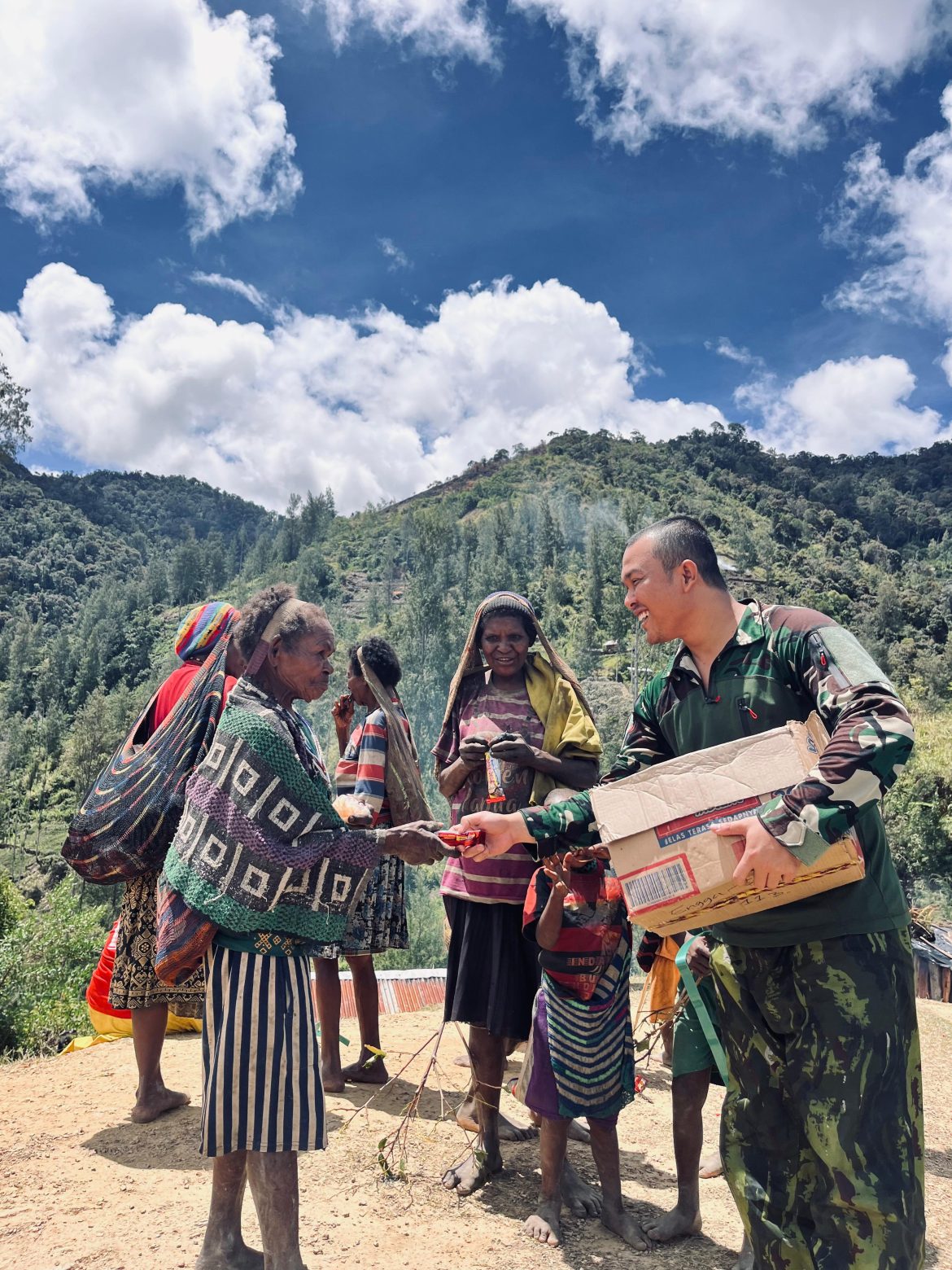 Jaya Sakti Berbagi. Roti Eratkan Persaudaraan dan Membawa Senyum di Engganengga