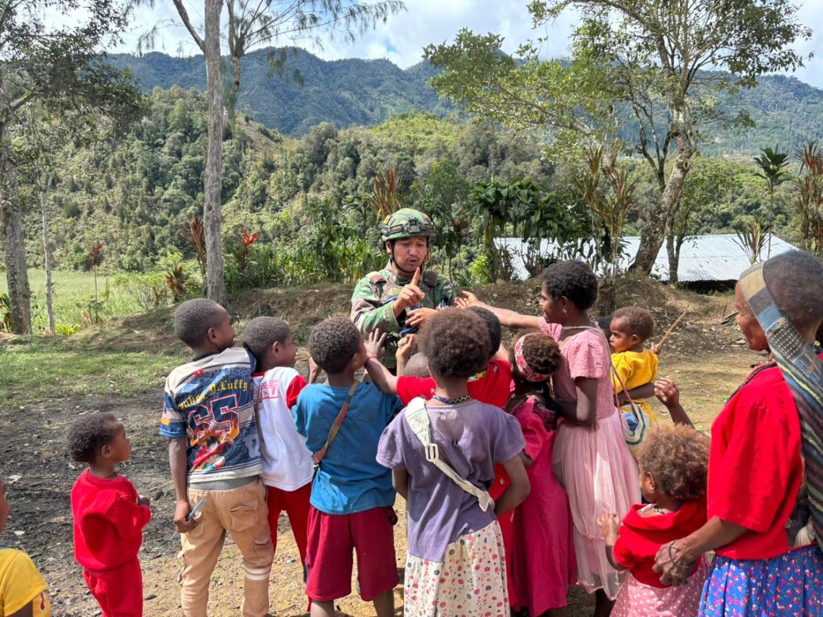 Jaya Sakti Menyapa dan Berbagi. Satgas Yonif 113/JS Sebarkan Kebaikan di Kampung Bilai
