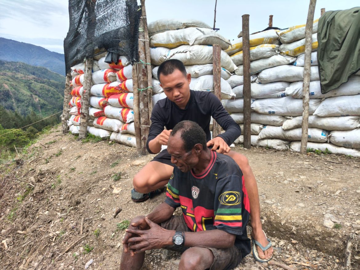 Jaya Sakti Peduli. Layanan Cukur Rambut Gratis di Pedalaman