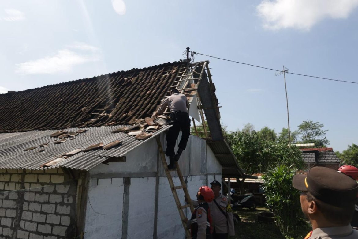 Tanggap Bencana, Polres Tuban Tangani Dampak Angin Puting Beliung