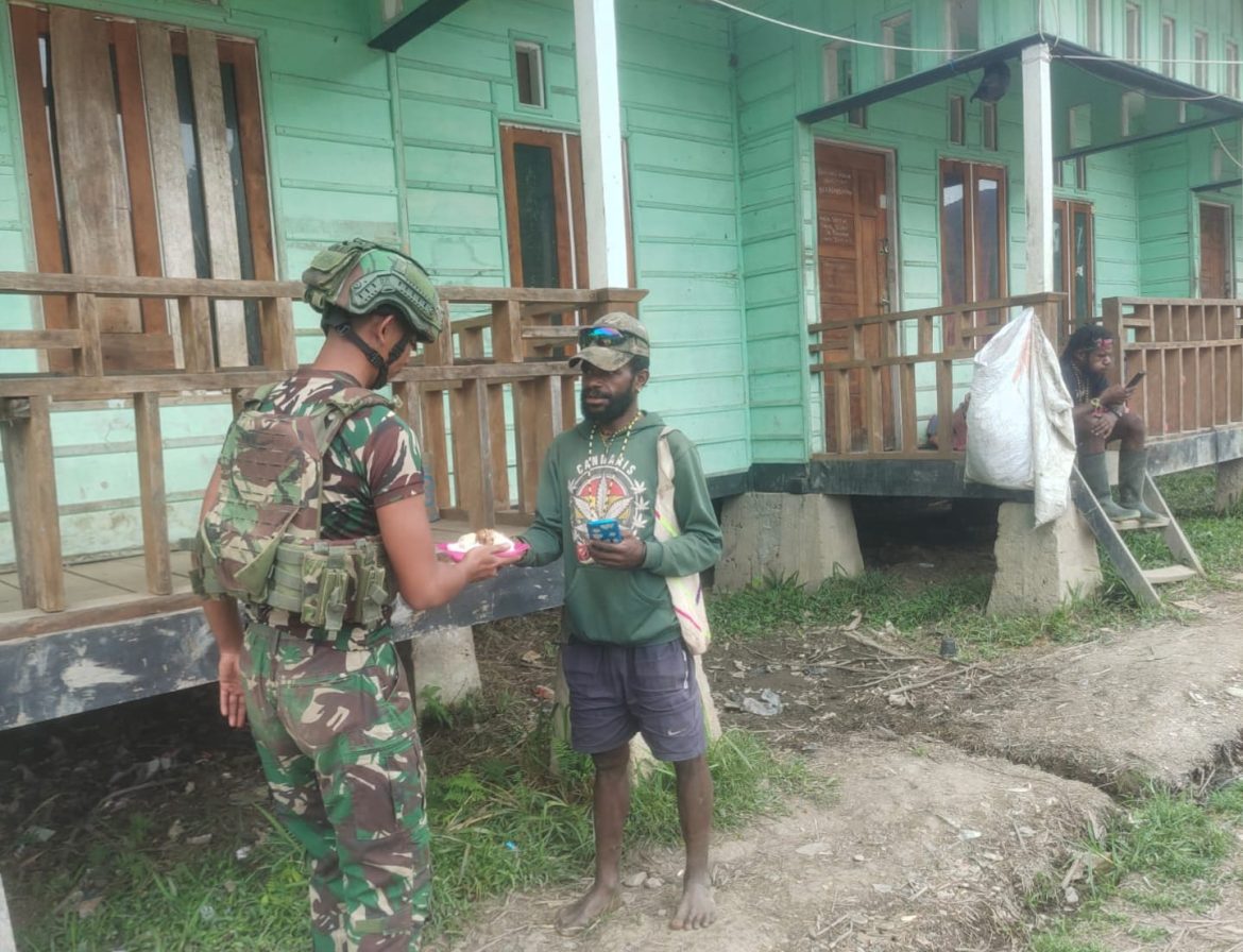 Jaya Sakti Berbagi. Masyarakat Apresiasi Kebaikan TNI di Intan Jaya