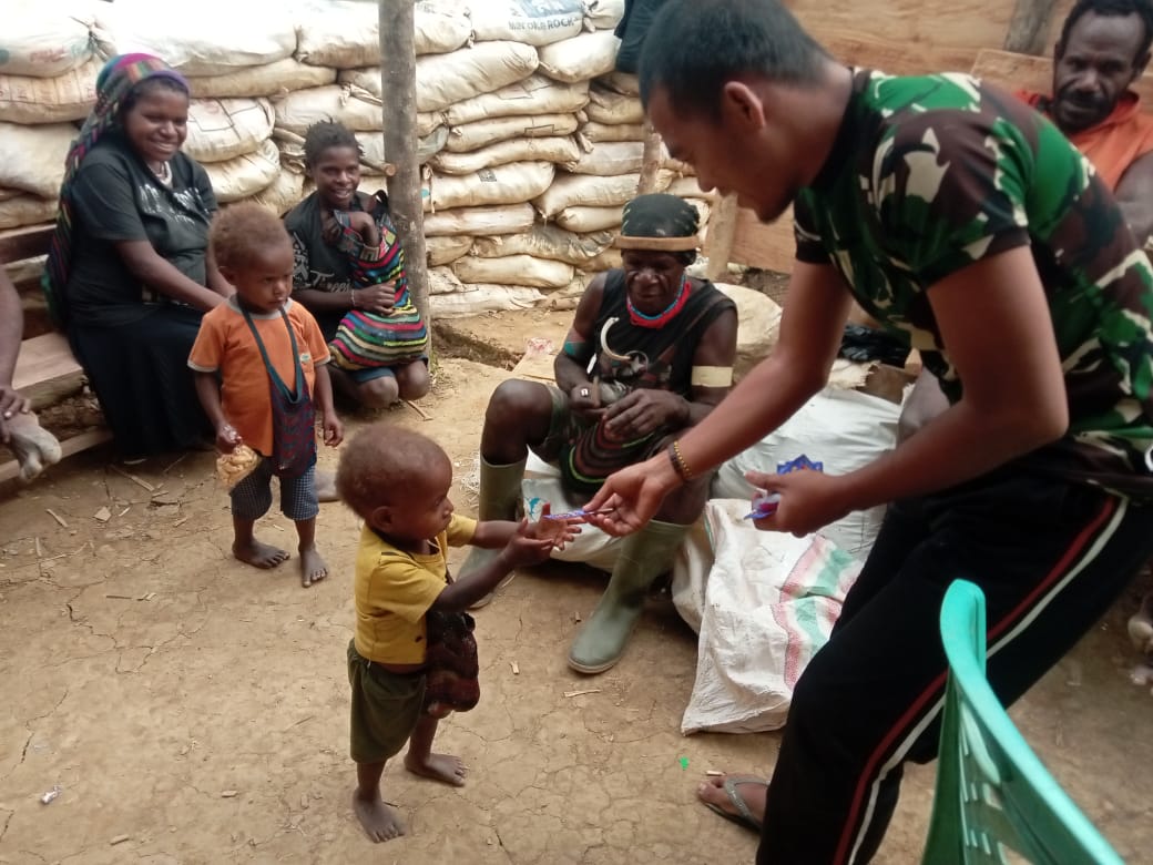 Jaya Sakti Berbagi. TNI Hadir, Anak-anak Senang. Roti dan Permen di Kampung Zanepa