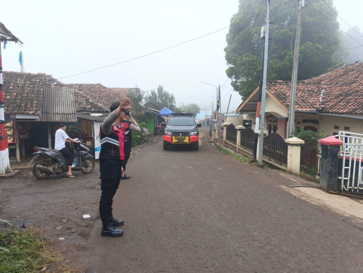 Ditsamapta Polda Jabar Terjunkan Puluhan Personel Tangani Bencana Longsor KBB