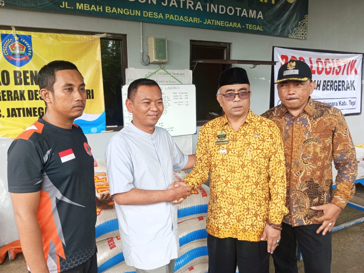 Uluran Tangan Peduli dari Bapak Jenal & Reza untuk Korban Bencana di Desa Padasari