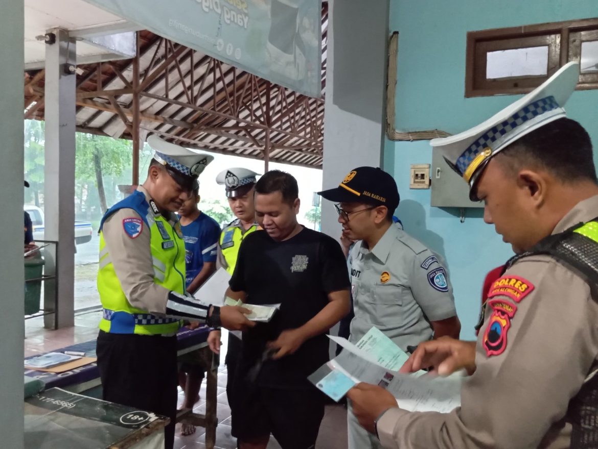 Pastikan Bus Layak Jalan, Kanit Kamsel Satlantas Pekalongan Pimpin ‘Ramp Check’ di Garasi Bus