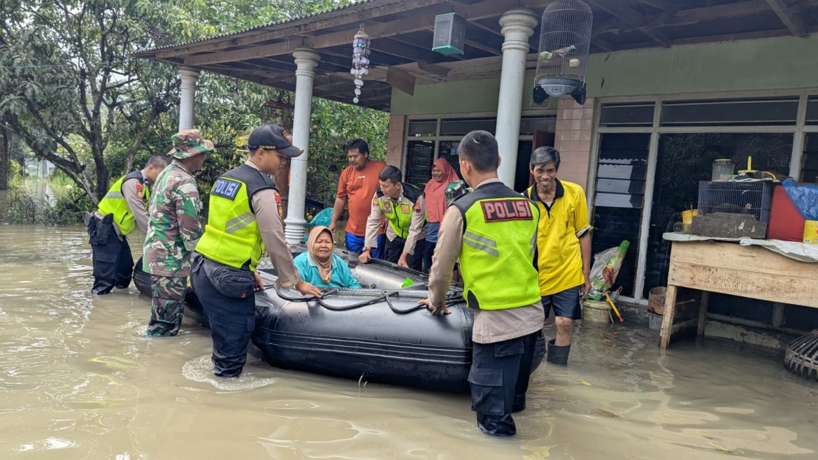 Banjir Kembali Rendam Siwalan, 129 Warga Desa Pait Dievakuasi ke Tiga Posko Pengungsian