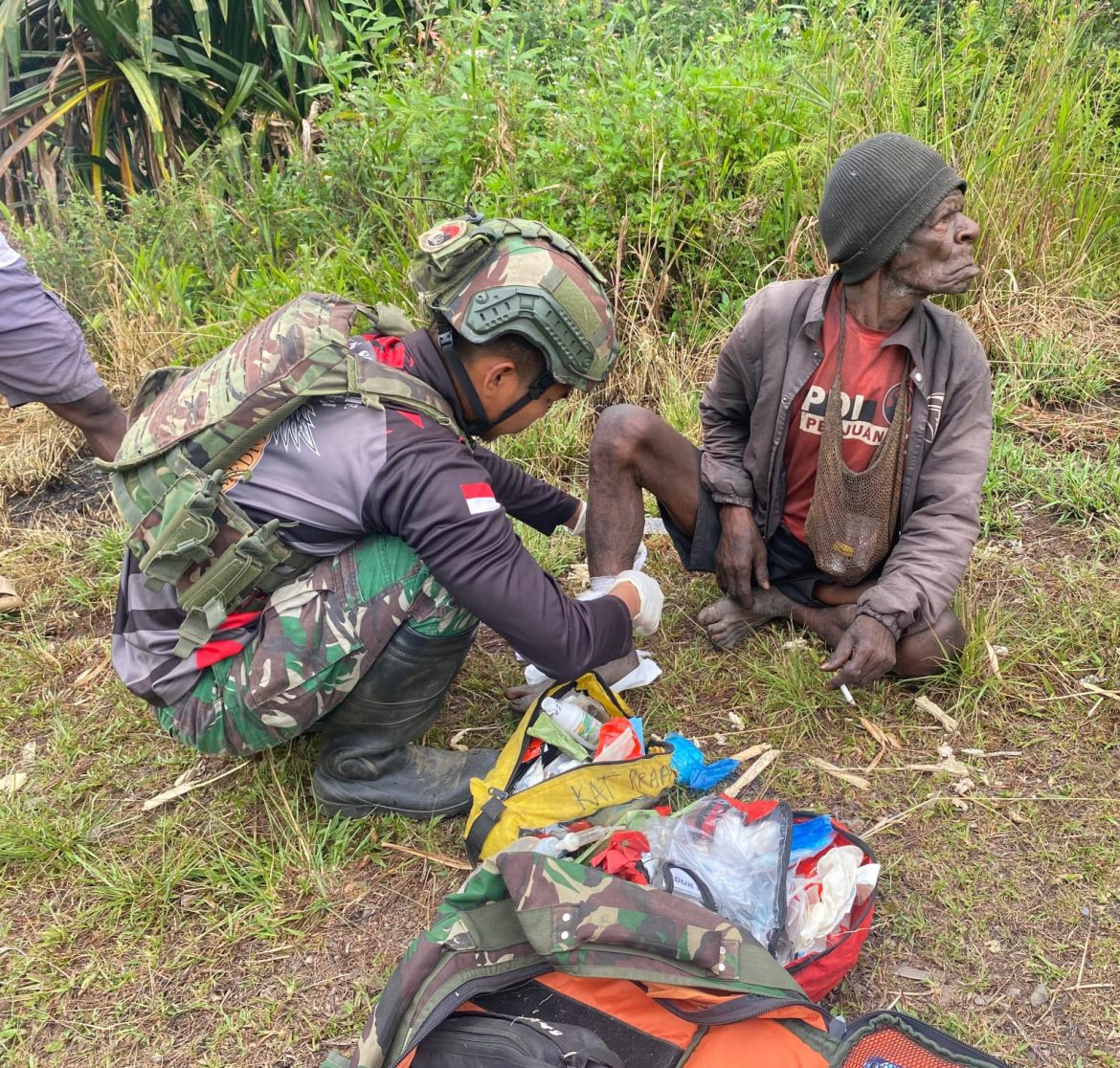 Jaya Sakti Sehat. TNI Jemput Bola, Layanan Kesehatan Door to Door di Kampung Ogeapa