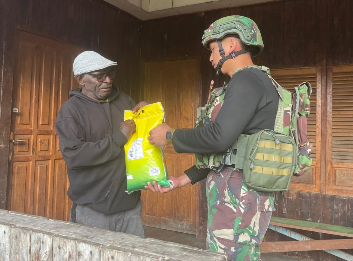 Jaya Sakti Menyapa dan Berbagi. Peduli Masyarakat, TNI Bagikan Beras di Pogapa