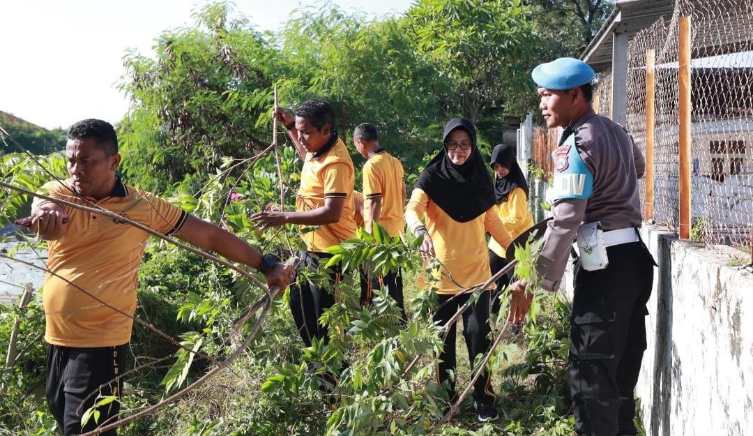 Polda Jatim Gelar Kerja Bakti Serentak Laksanakan Program Gerakan Indonesia Asri