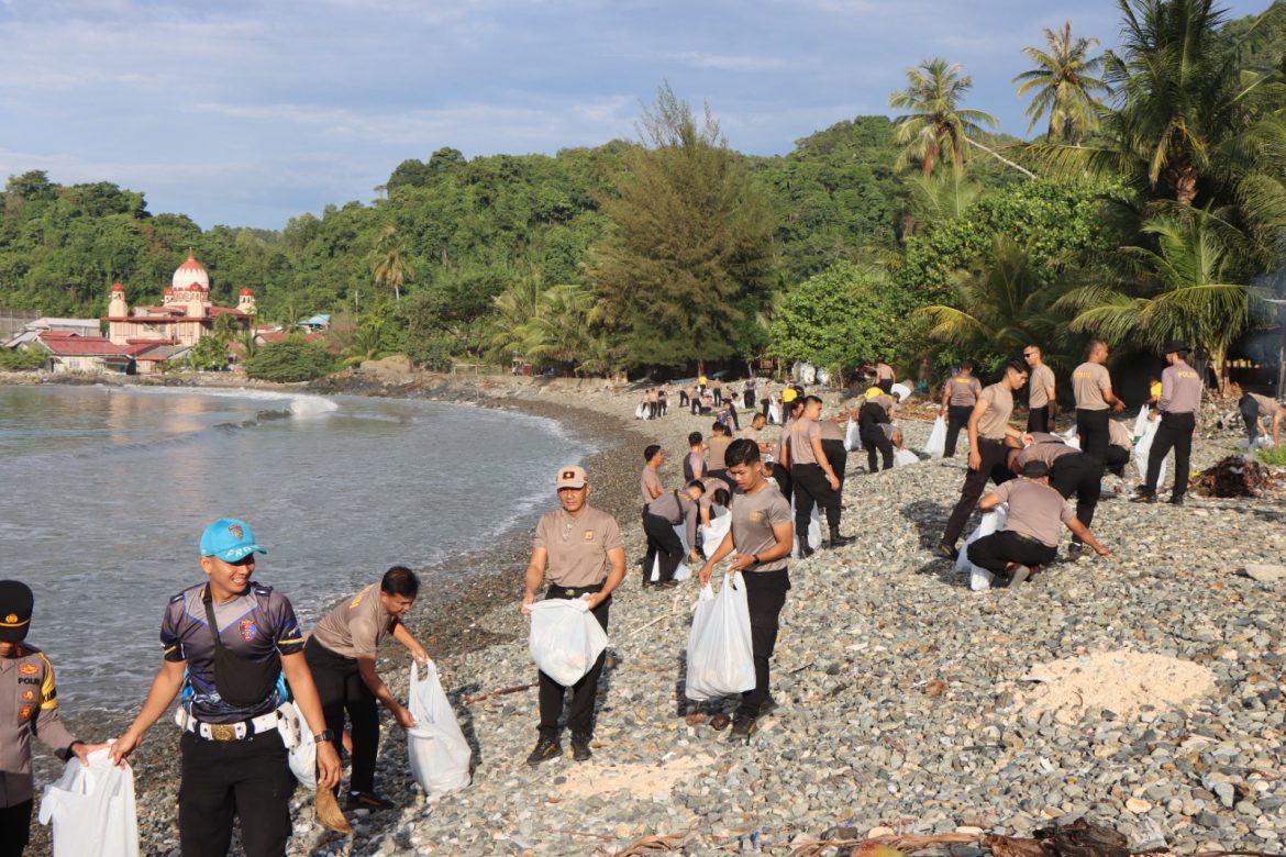 Dukung Arahan Presiden RI, Polres Aceh Selatan Gelar Gotong Royong Pembersihan Pesisir Pantai