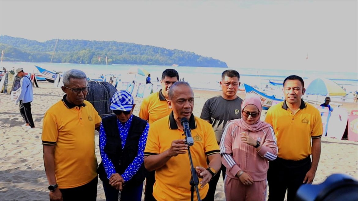 Jaga Lingkungan Pesisir, Kapolda Jabar Pimpin Aksi Bersih – Bersih Pantai Pangandaran
