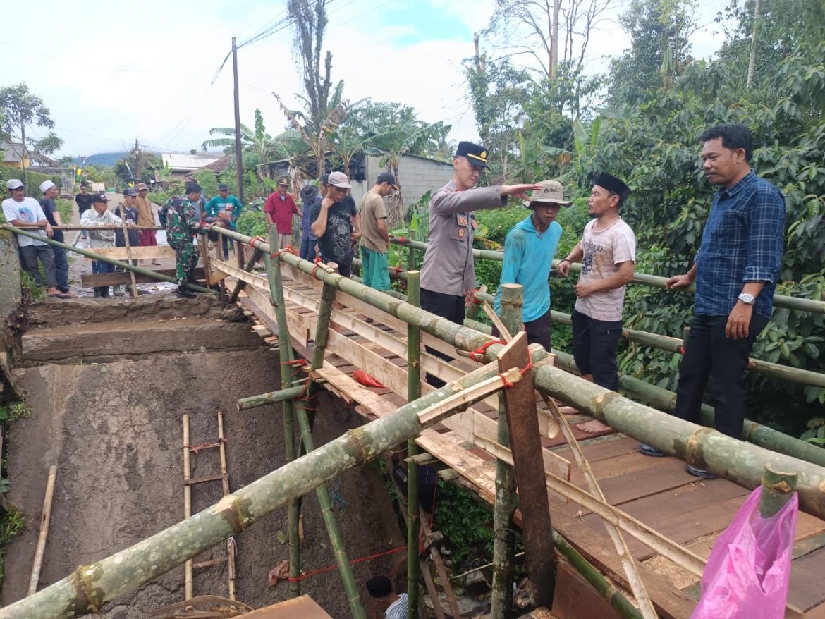 Respons Cepat Polsek Mandalawangi Tangani Ambruknya Jembatan Penghubung Warga