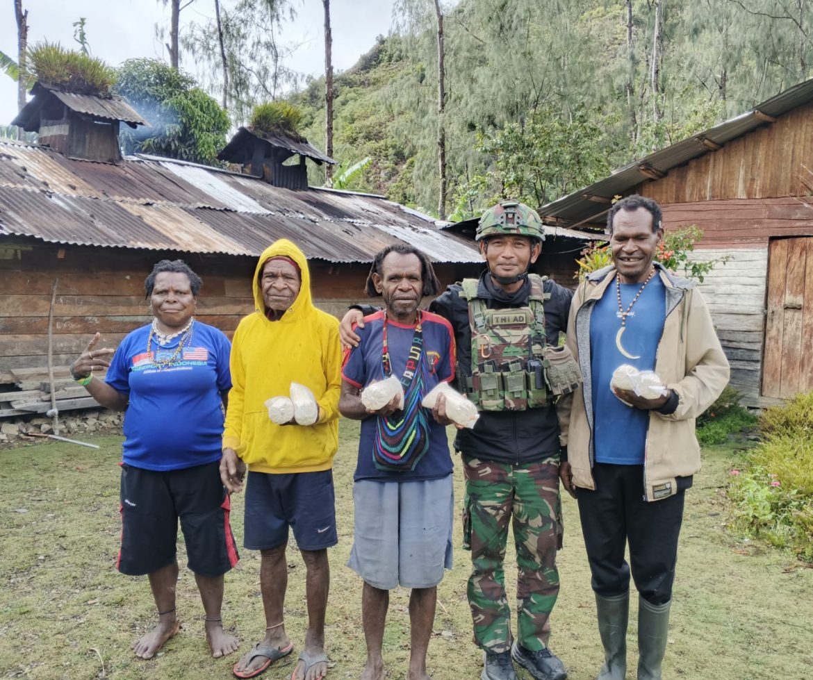 Jaya Sakti Berbagi. TNI Bagikan Beras kepada Masyarakat Bilai