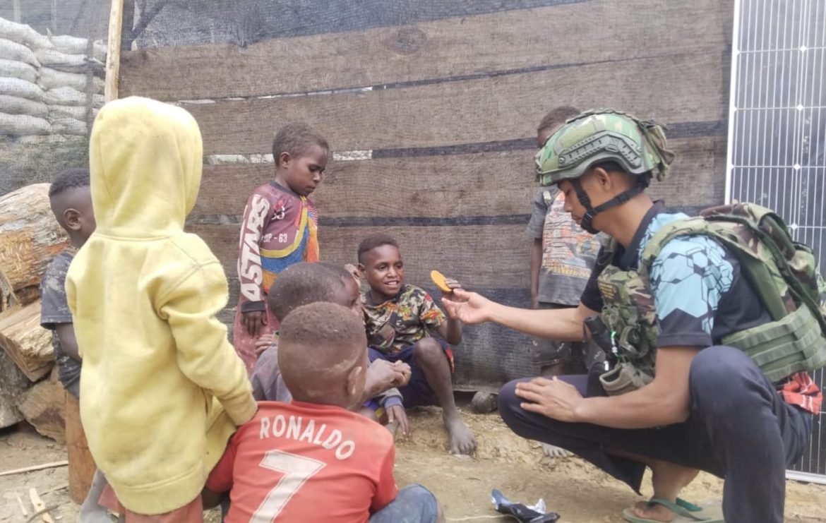 Jaya Sakti Menyapa dan Berbagi. Kayu Bakar dan Roti, Simbol Kasih Sayang TNI dan Anak-Anak Zanepa