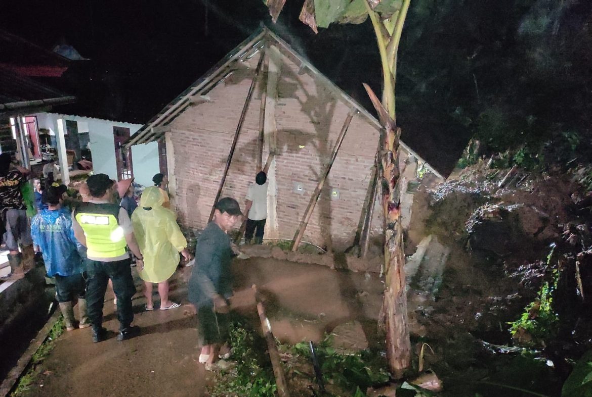 Tebing Longsor Hantam Rumah Warga Krandegan, Polsek Paninggaran Evakuasi dan Amankan Lokasi
