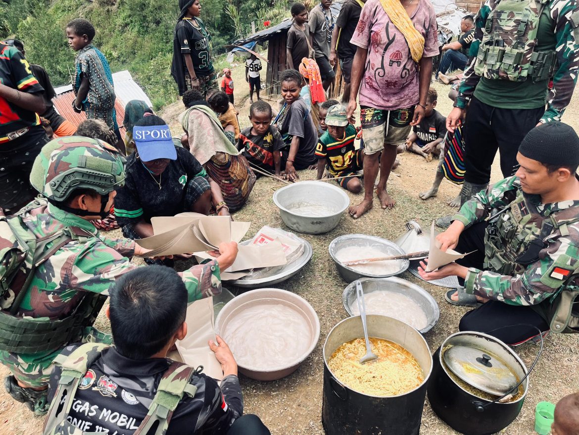 Jaya Sakti Berbagi. Indahnya Kebersamaan, TNI Bagikan Papeda di Pedalaman