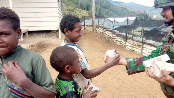 Jaya Sakti Berbagi. Makanan Siap Saji dari TNI untuk Anak-anak Zanepa