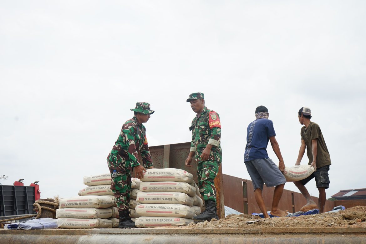 Material Jembatan Gantung Berhasil Didistribusikan ke Desa Kuala Dua Belas Menggunakan Ponton