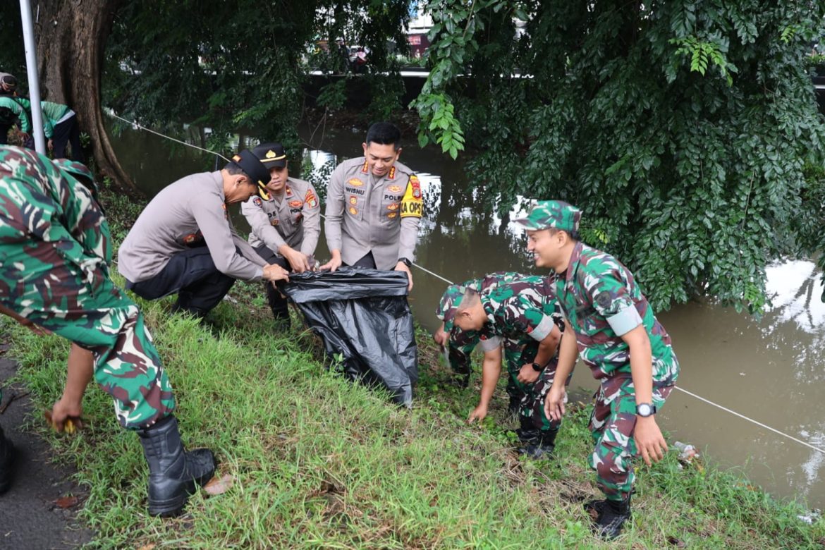 Polresta Bandara (Soetta) Tangerang, Kerja Bakti Bertajuk “Bersih – bersih Serentak “Jayakarta TNI – POLRI”